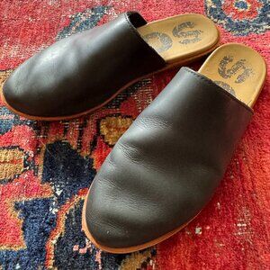 Sorel Black Leather Slip-On Mules